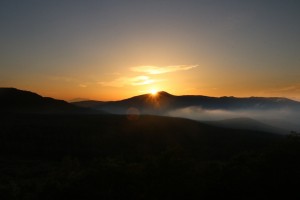 車山に沈む夕陽   