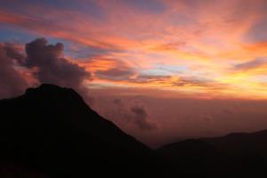 阿弥陀岳をシルエットに沈む夕陽
