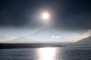 富士山頂上に登った太陽   