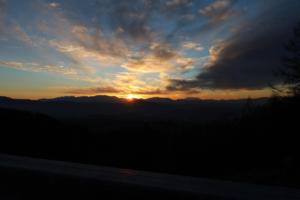 中央アルプスと御嶽山の間に沈んだ夕陽