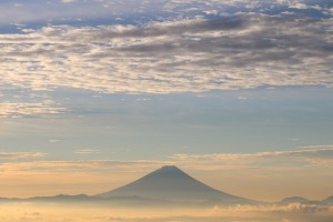 観音平から見る朝焼けの富士山                         