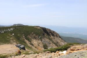 根石岳から見た箕冠山と根石岳山荘