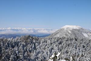 北横岳から見た真冬の蓼科山と北アルプス