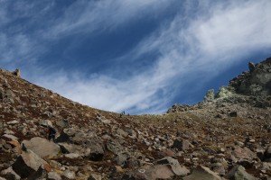 新中の湯ルートから見上げる焼岳鞍部
