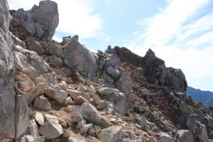 北峰へ続くガレ場の登山道